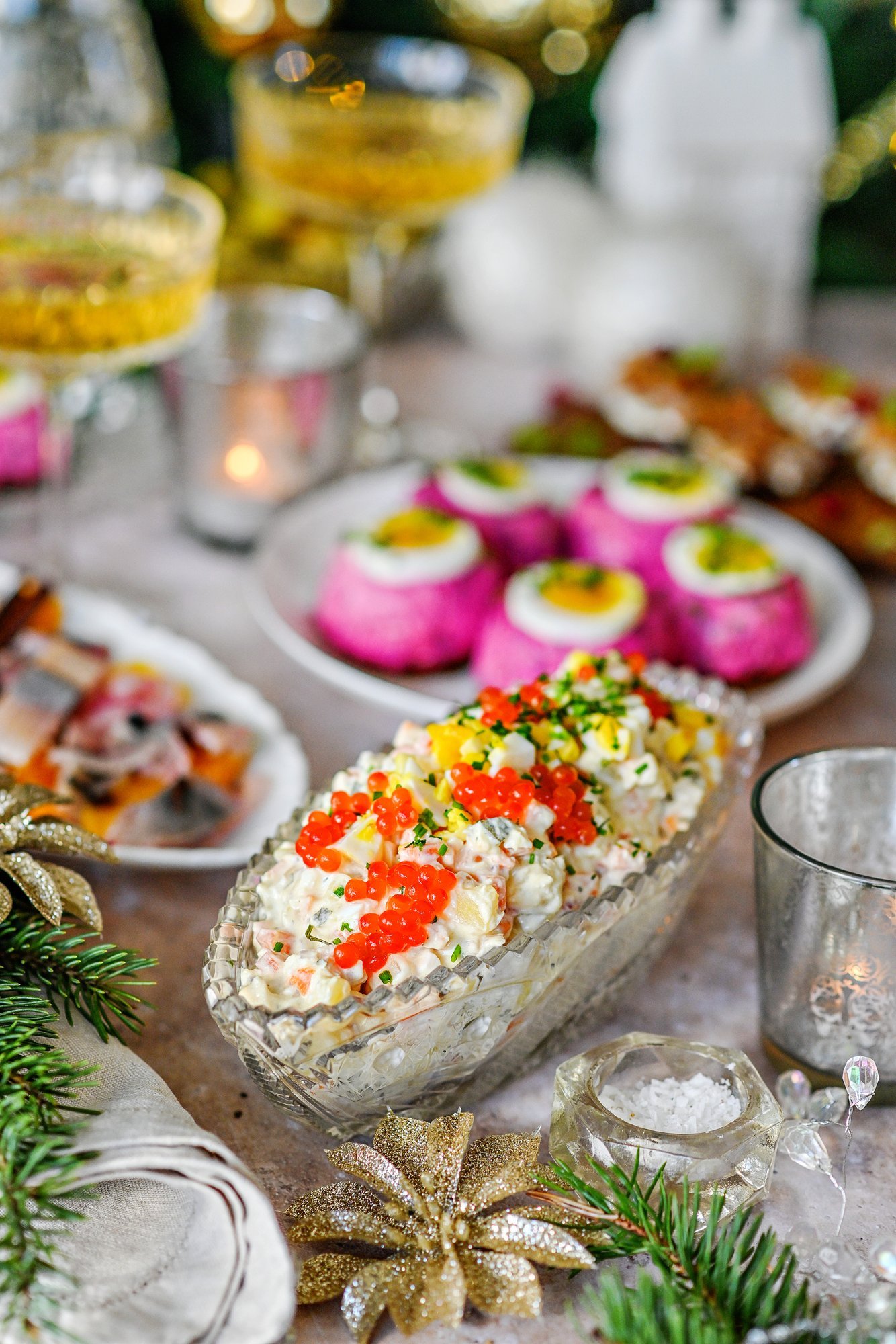 RETSEPT | Külmas koorekastmes heeringa-munasalat kartuliga - teenimatult unarusse jäänud peolaua klassika