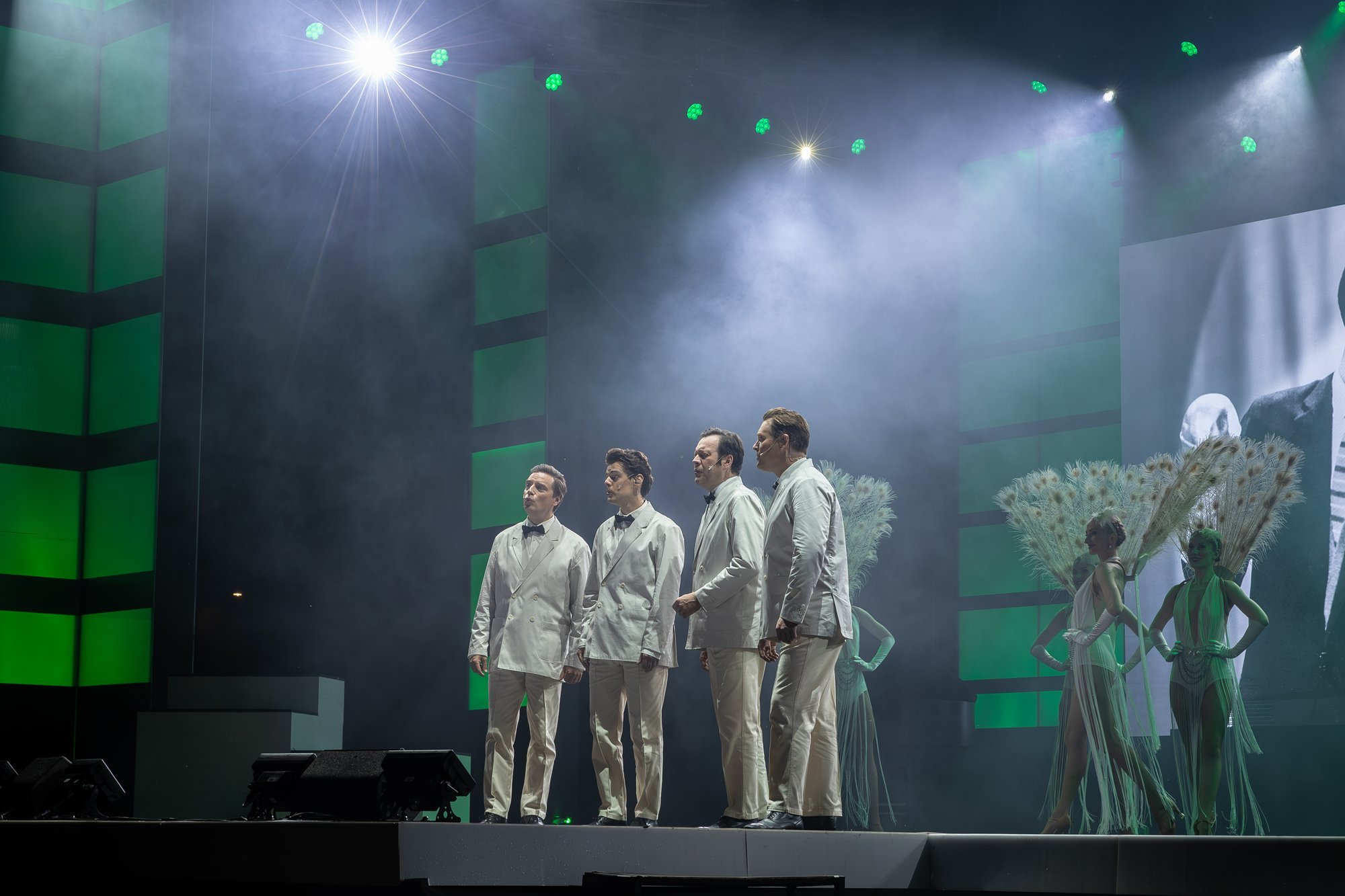 TELETOP | „15 aastalõpu küsimust“ naelutas vaatajad telerite ette, lavastus „Rohelised niidud“ tegi samuti võimsa tulemuse