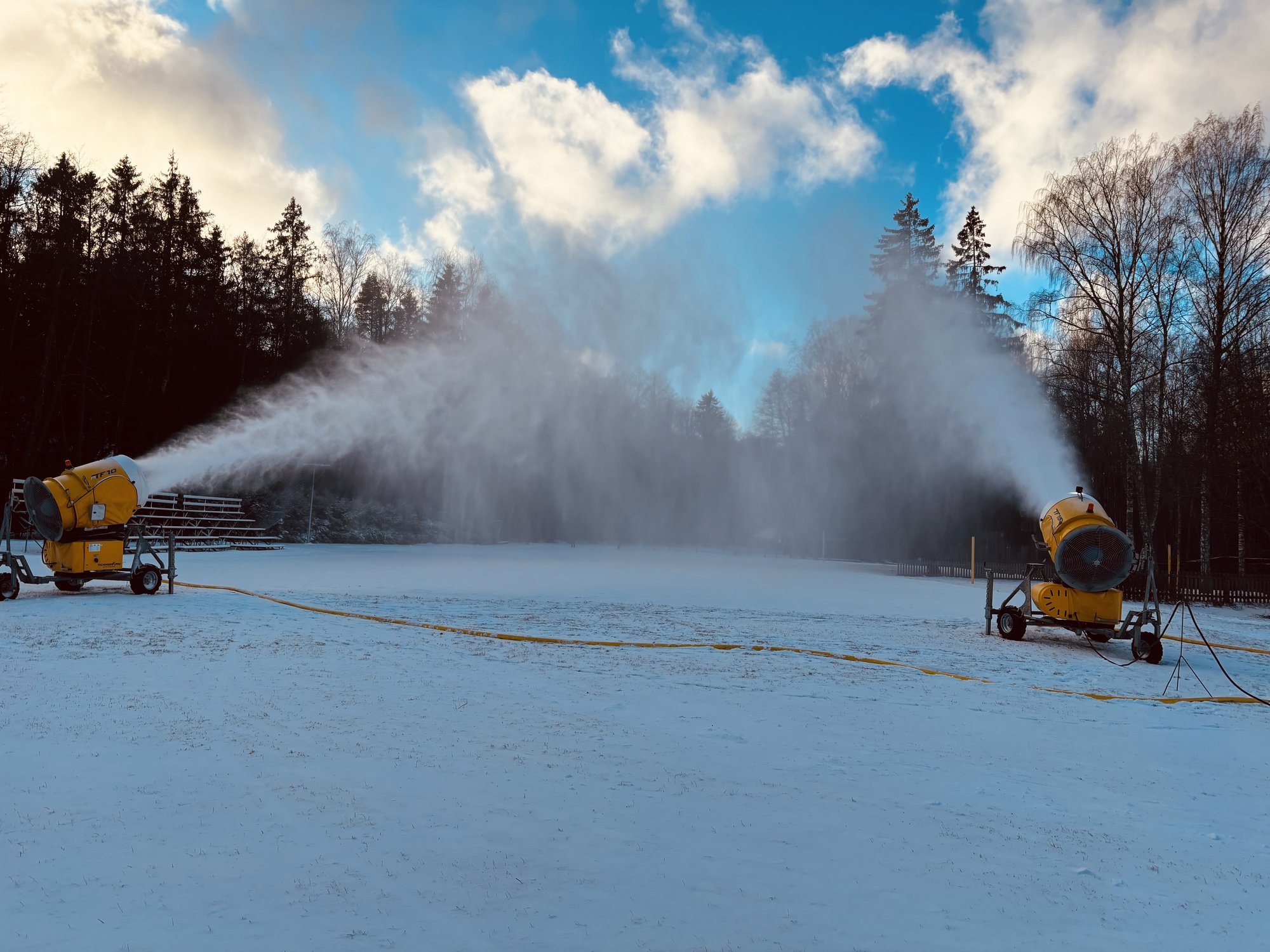 Tallinna suusaradadel alustati kunstlume tootmisega