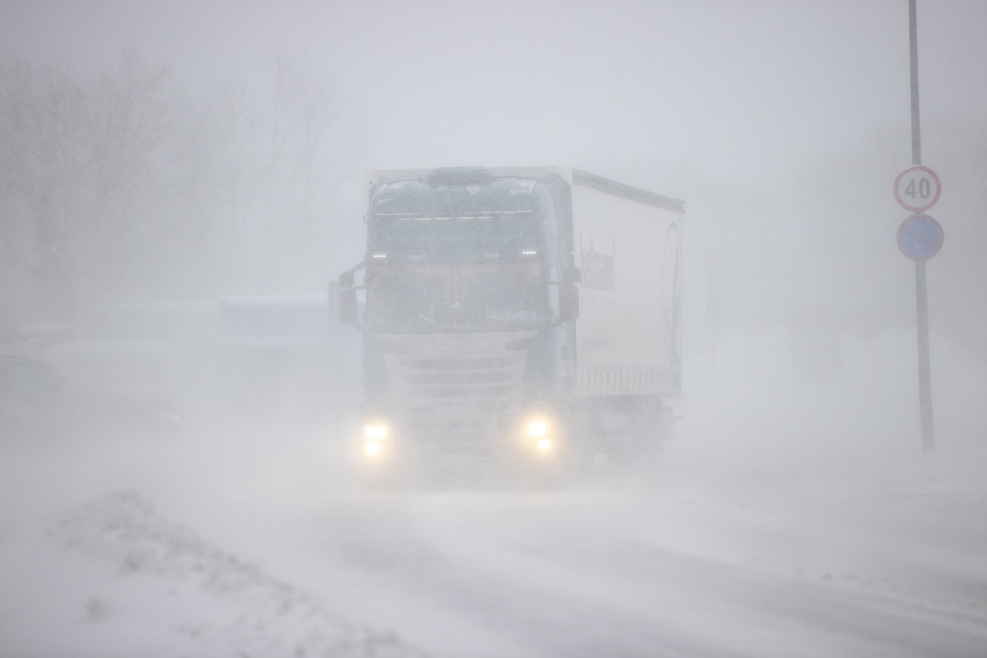 Hoiatus! Lumesadu, tormituul ja langev temperatuur muudavad täna-homme teeolud keeruliseks