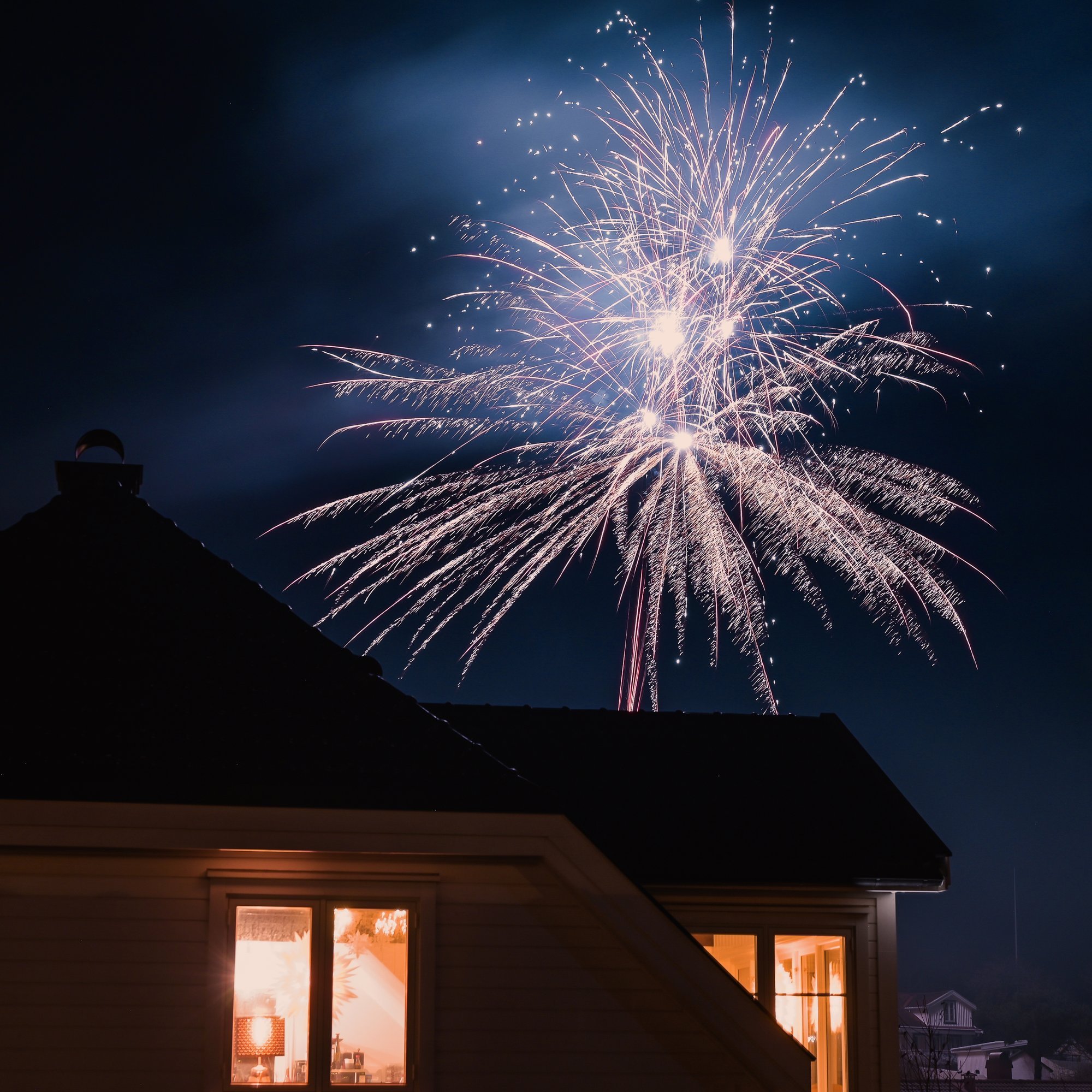 Tänavu on pürotehnikaga seotud õnnetusi rohkem kui varem. Kas kindlustus aitab, kui ilutulestik rikub vara või põhjustab naabrile kahju?
