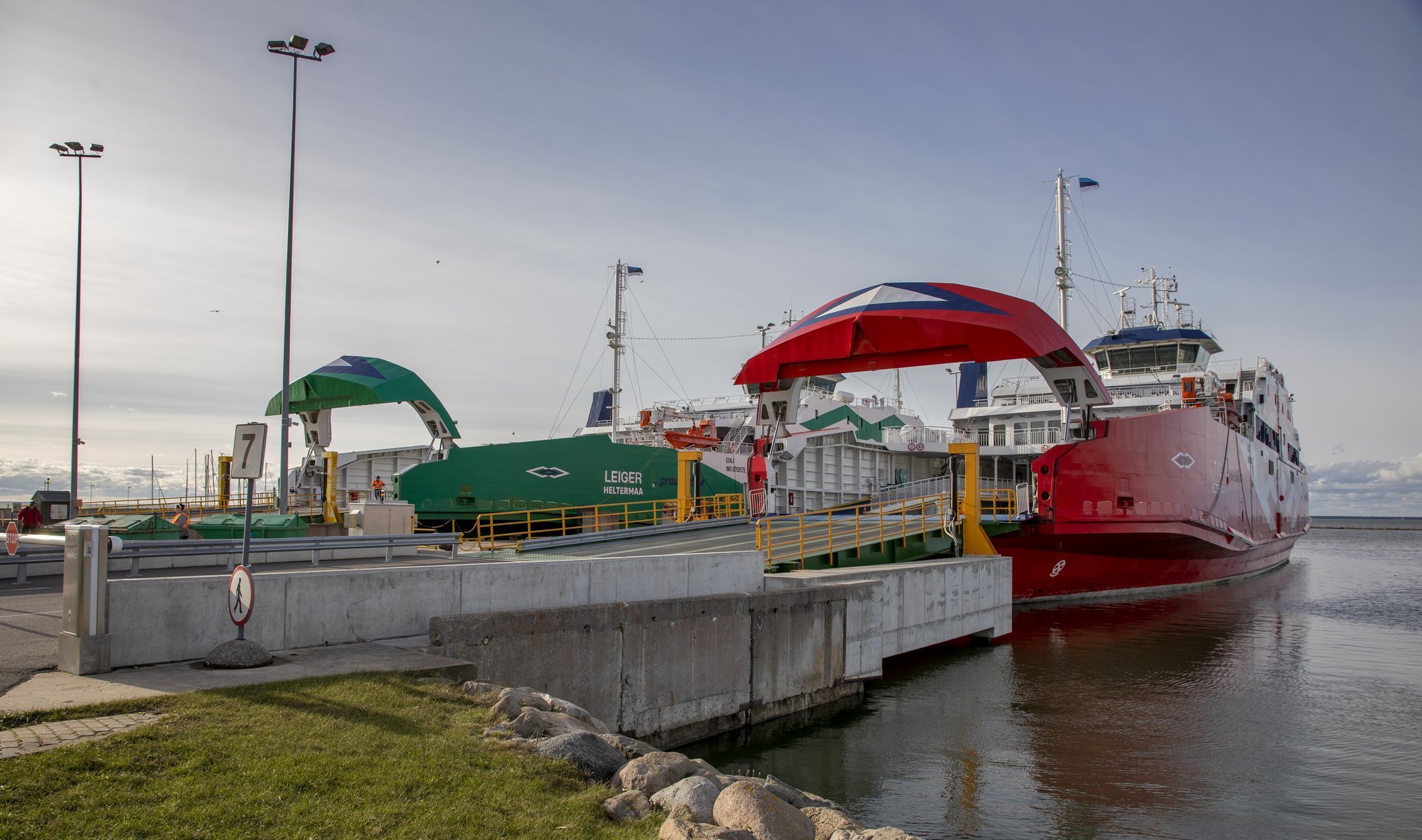 Parvlaevaliiklus mandri ja Hiiumaa vahel on tormi tõttu katkenud