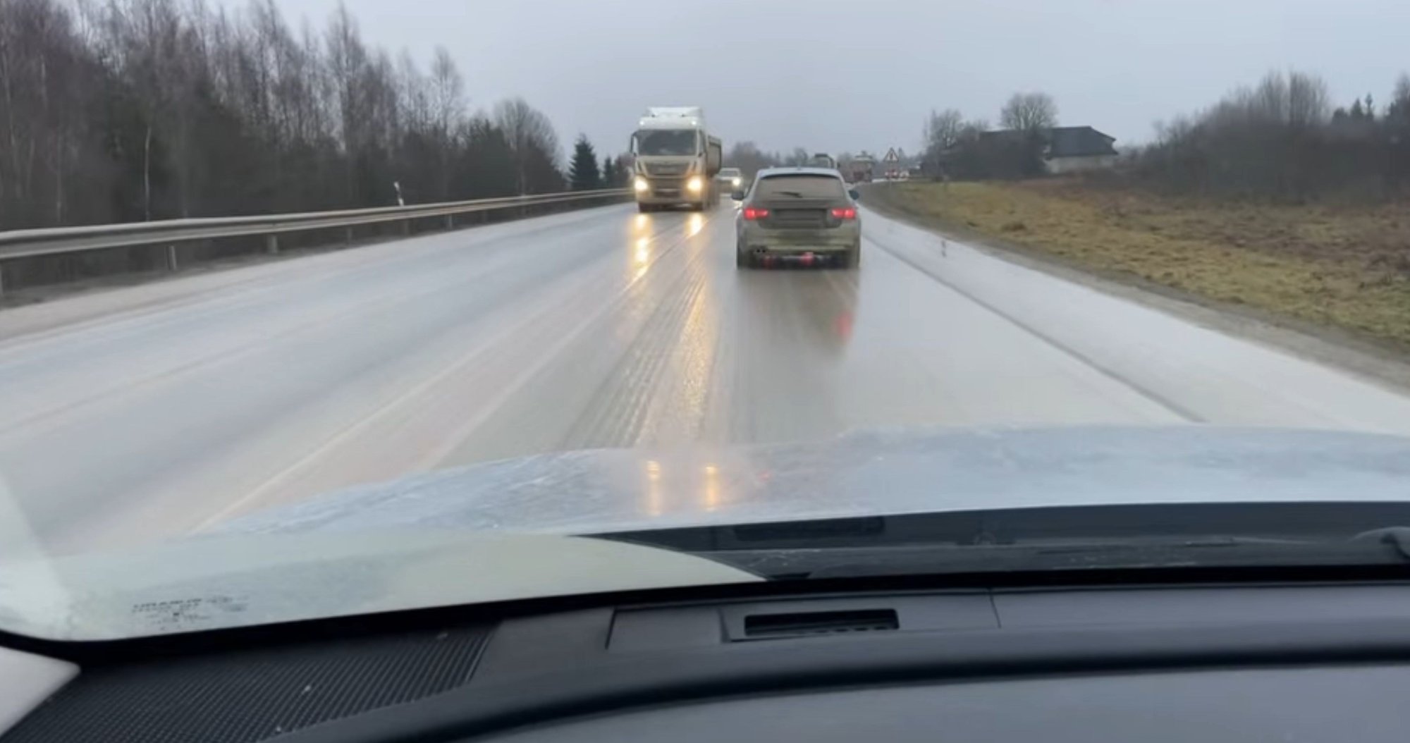 Raplamaa teede kohutava seisukorra tõttu tõmbab Rail Baltic ühes partneritega ajutiselt enamikule veokivedudele pidurit