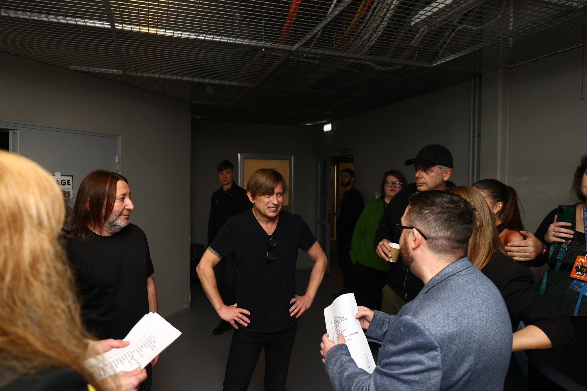 FOTOD | Vene kultusbänd Bi-2 kohtus enne kontserti oma fännidega. Vaata, mis lava taga toimus!