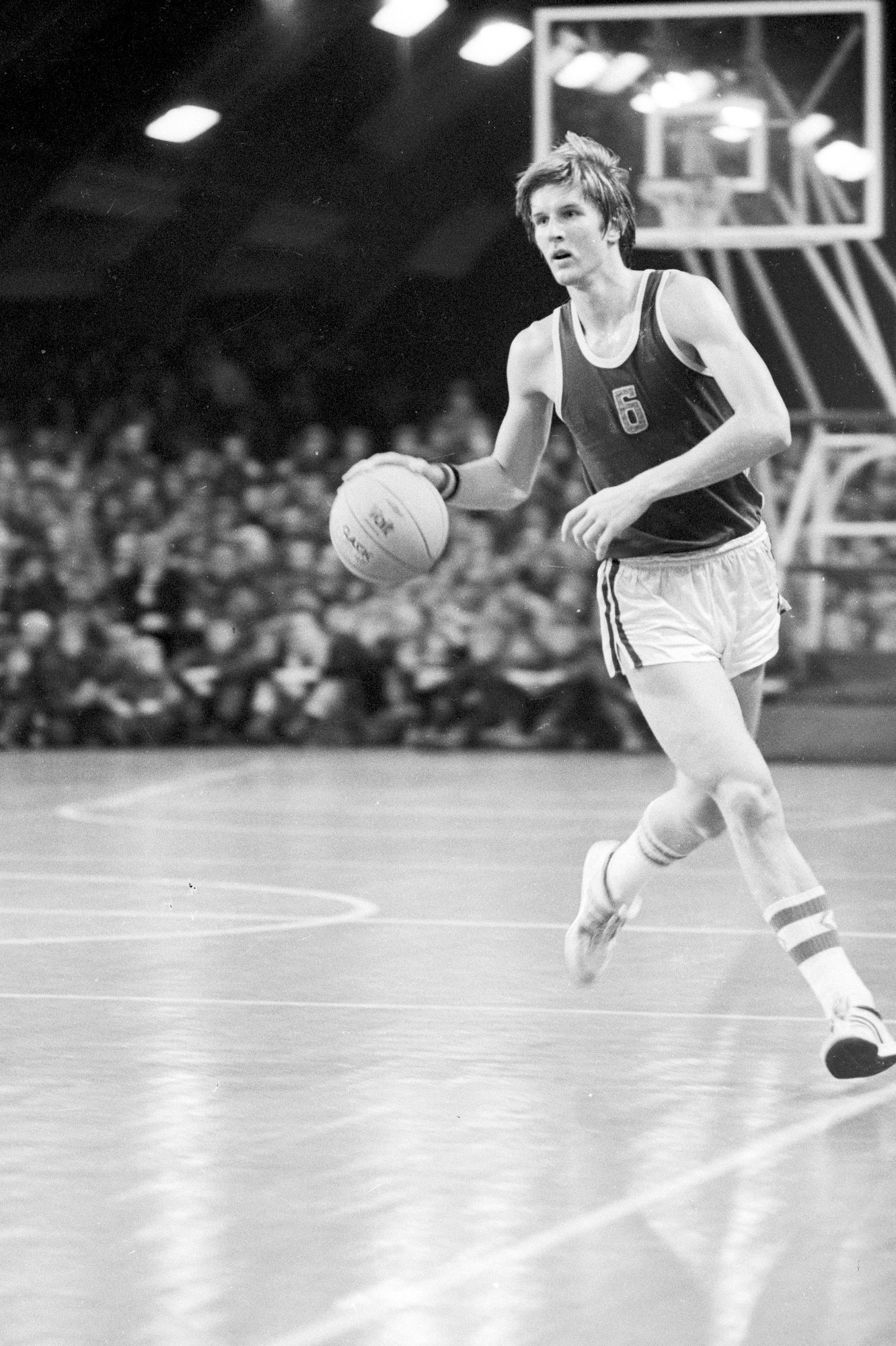 KATKEND RAAMATUST | USA korvpalliturnee, kus kaubaks läksid must kalamari, fotoaparaadid ja objektiivid