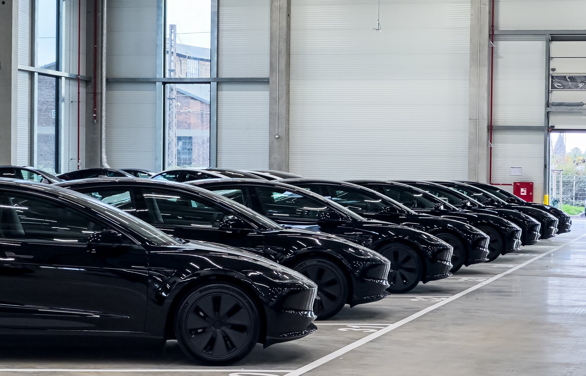 Tesla langetas märgatavalt oma uute sõidukite müügiprognoosi