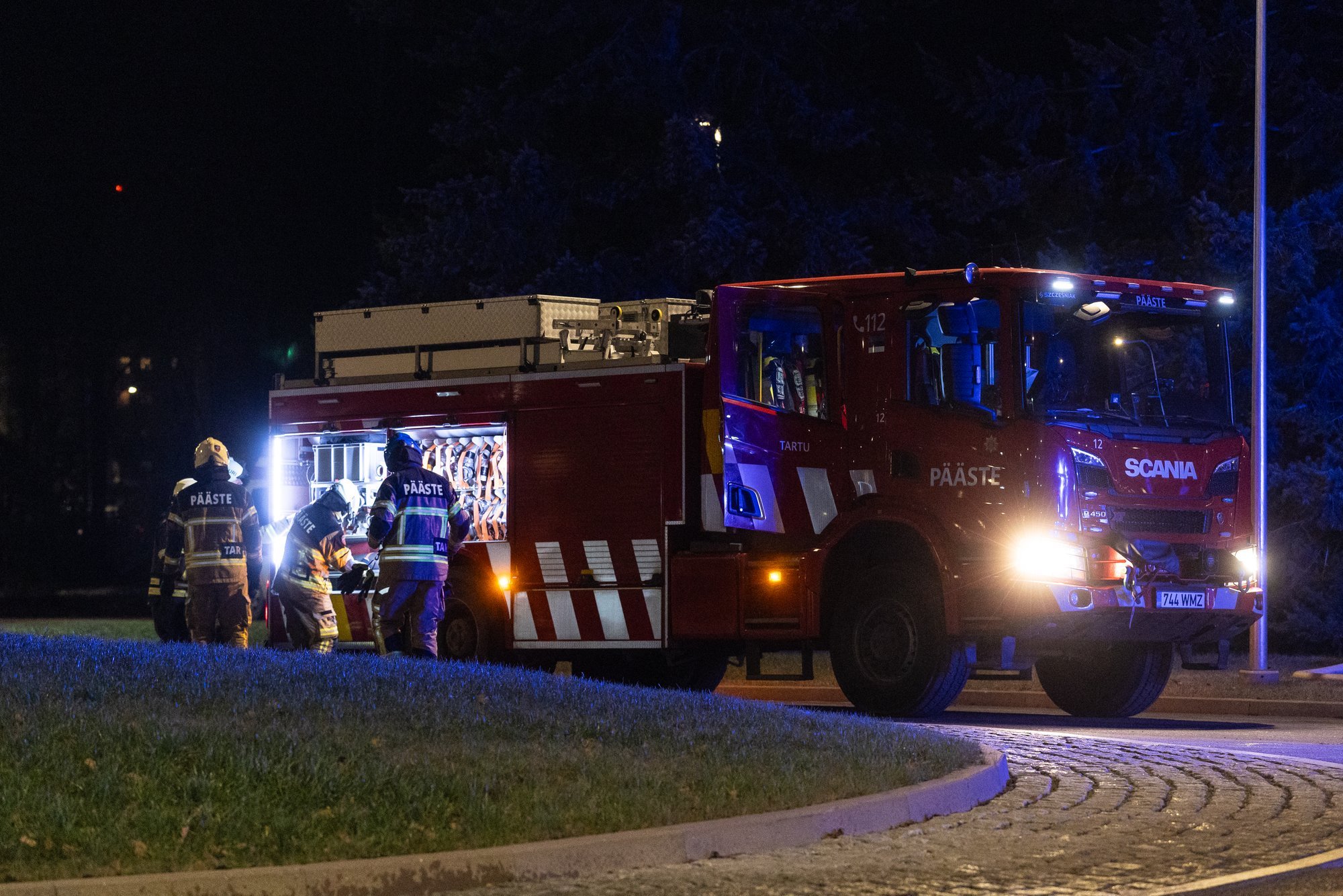 Tartus põles elumaja lahtise leegiga, kaks inimest anti kiirabile üle