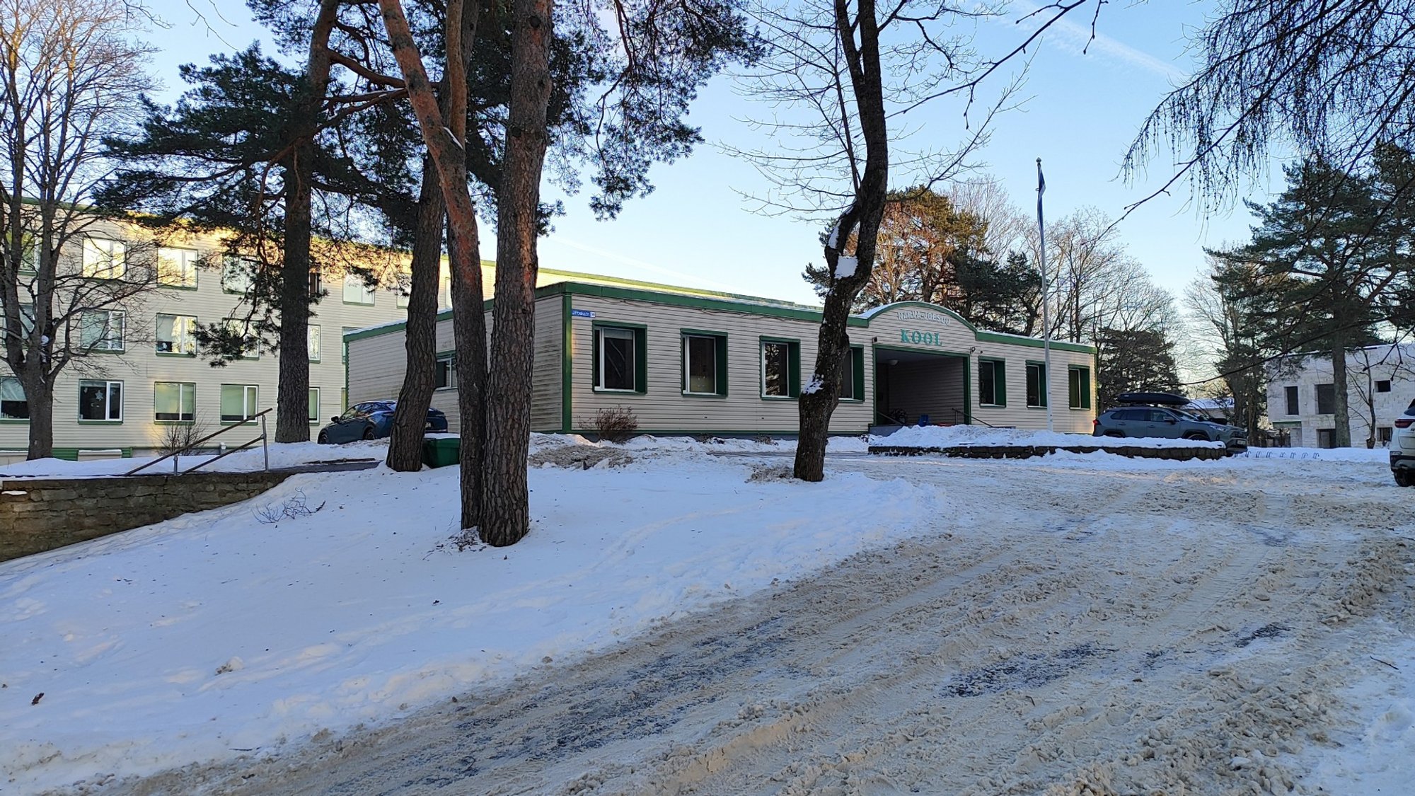 „Vett läbi laskev katus, tuult mittepidavad seinad...“ Narva-Jõesuu ootab uue koolimaja valmimist