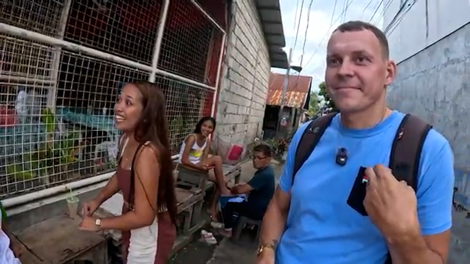 „Kui vana sa oled? Palju sa kaalud?“ Videod näitavad, millise ahistava käitumise eest Eesti vlogija Filipiinidelt välja saadetakse