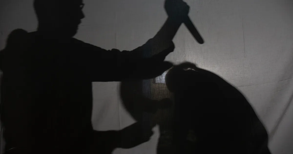 Politsei pidas kinni kesklinnas noaga ähvardanud mehe