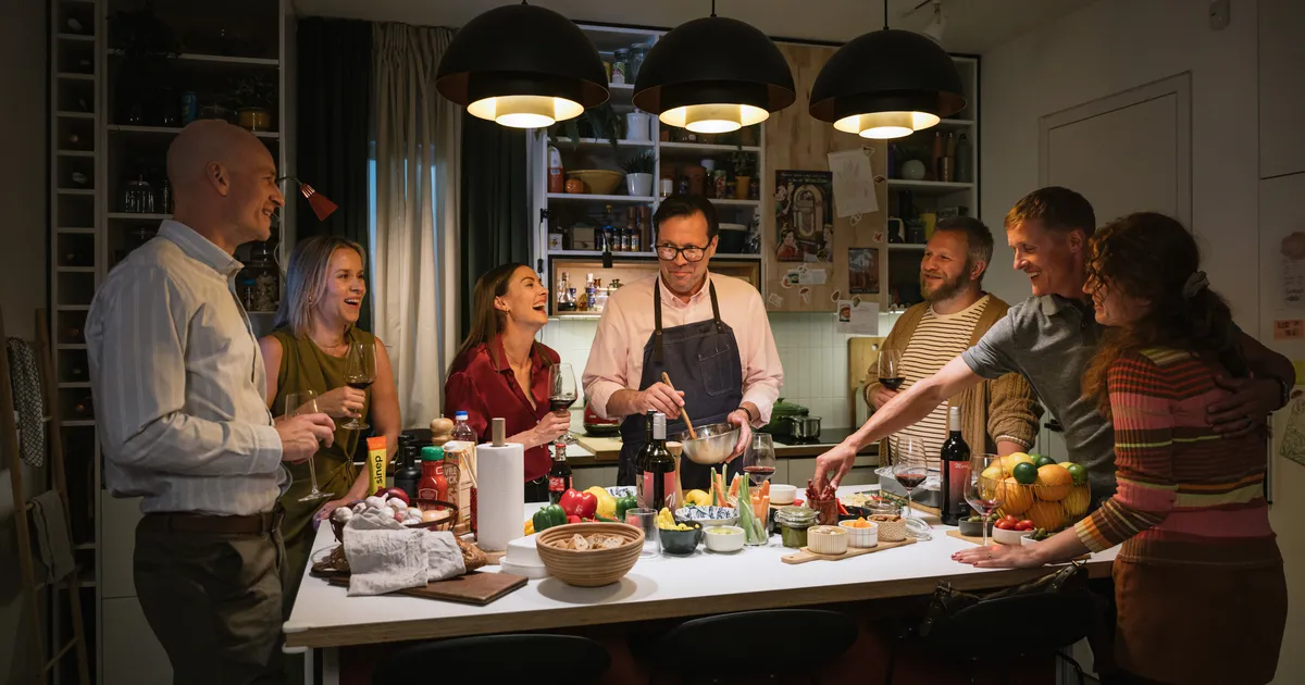 ARVUSTUS ⟩ Uus Eesti suhtekomöödia: pane telefon lauale, las me loeme su sõnumeid!