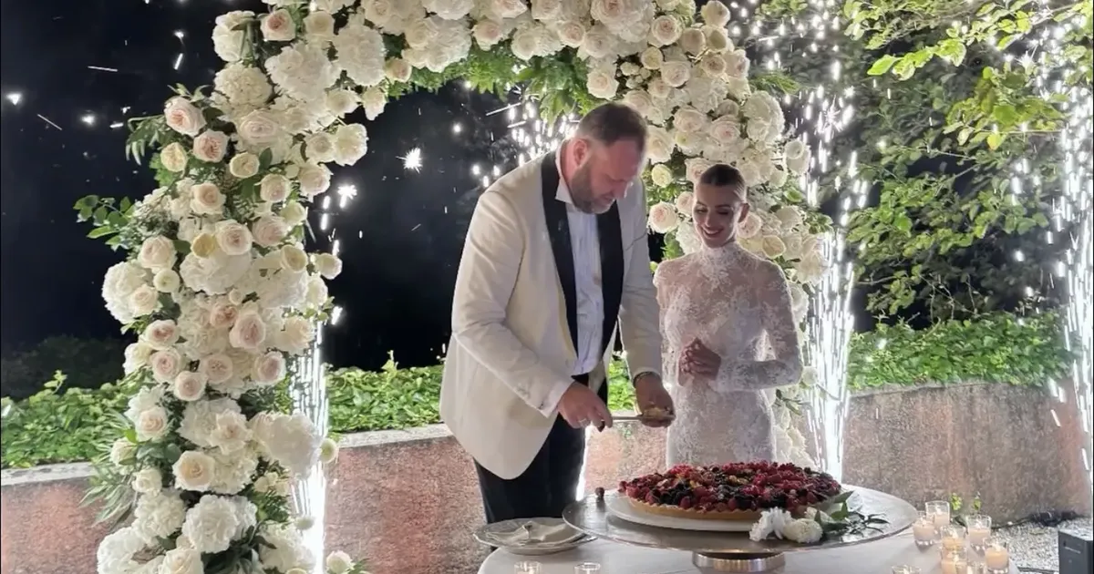 VIDEO ⟩ Seksikas pesu, kuumad suudlused ja emotsionaalsed abieluvanded: vaata videot Sten-Erik Jantsoni glamuursest Como pulmast