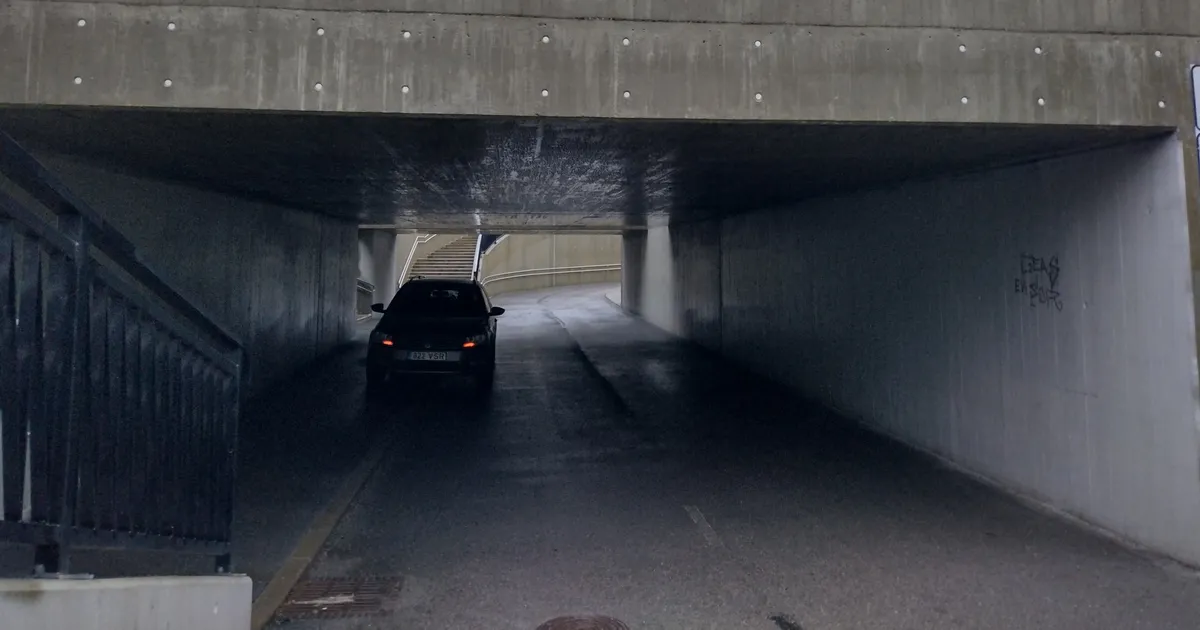 Uskumatu parkimine kergliiklusteele pani kukalt kratsima: ohutuled pandi sisse, et ratturid autot näeksid