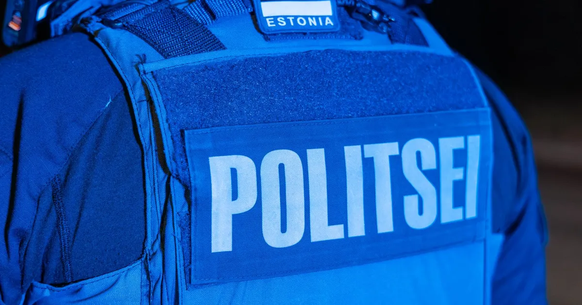 LUGEJA FOTO ⟩ «Kas politseile kehtivad parkimisel erireeglid?» Patrullide peatumine Järve keskuse ees tekitas küsimusi