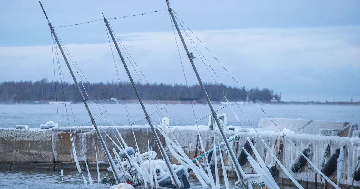 GALERII ⟩ Lennusadamas seisnud õppelaev vajus põhja