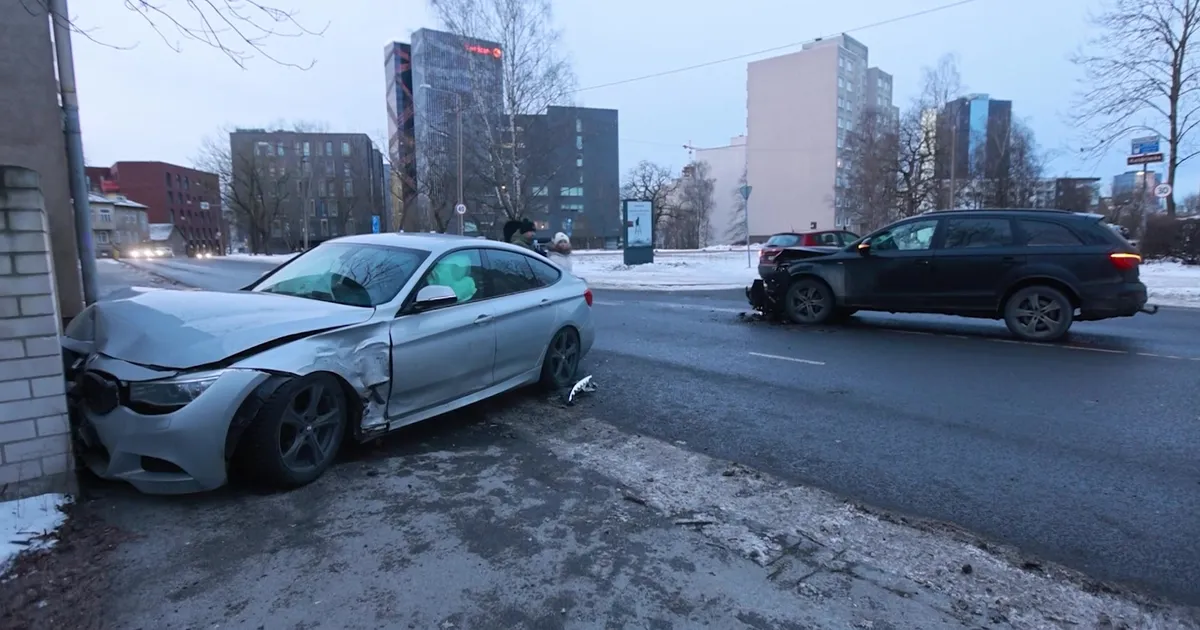 FOTOD JA VIDEO ⟩ Tallinnas Juhkentali tänaval põrkasid kokku kaks sõiduautot