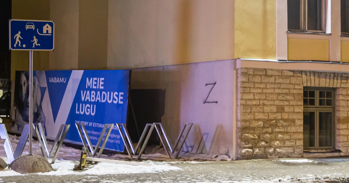 FOTOD ⟩ Kaitseliidu peastaabi seinale ilmus uusaastaööl Z-täht