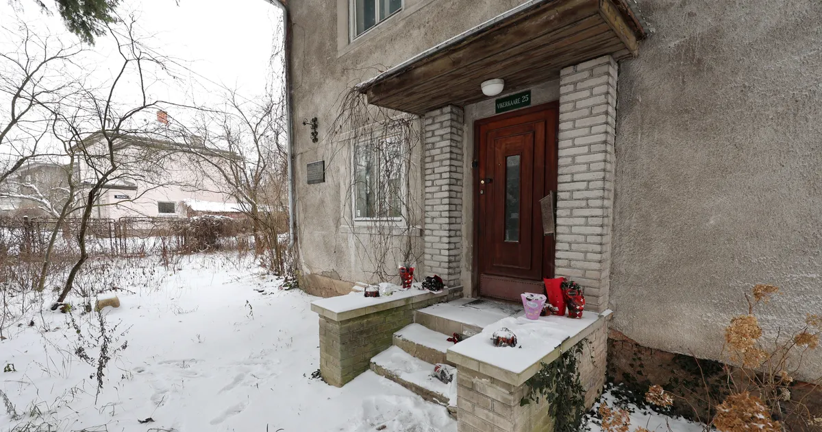 Vabadusvõitleja Mart-Olav Nikluse kodumaja trepp täitus lilledega