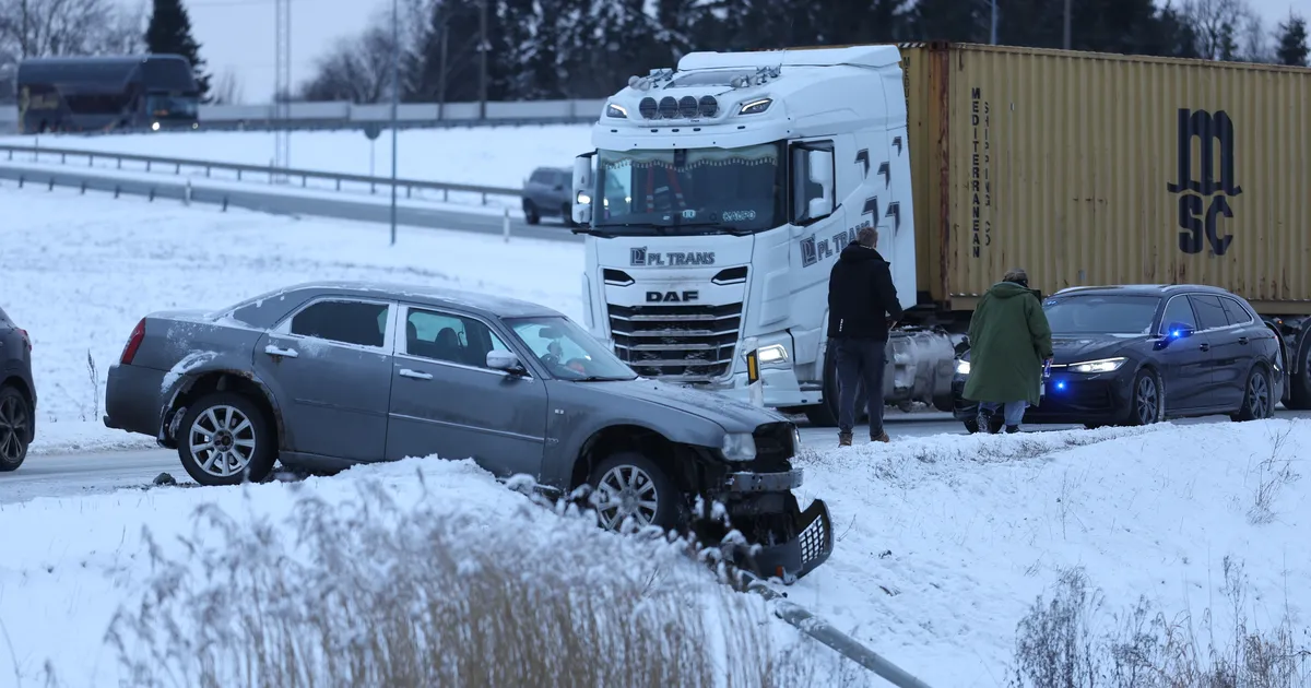 FOTOD ⟩ Teed on libedad: Jüri ringil sõitis auto vastu tänavaposti