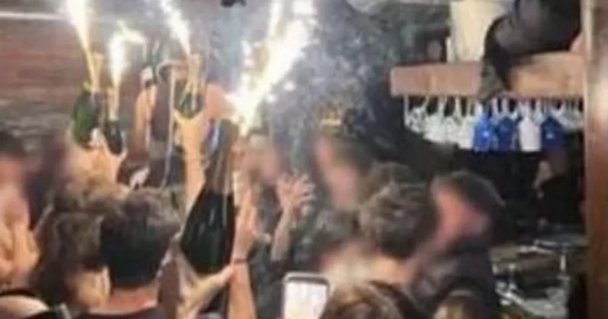 Šveitsi võimude hinnangul süttis ööklubi lagi pudelitesse pistetud nn tordivulkaanidest