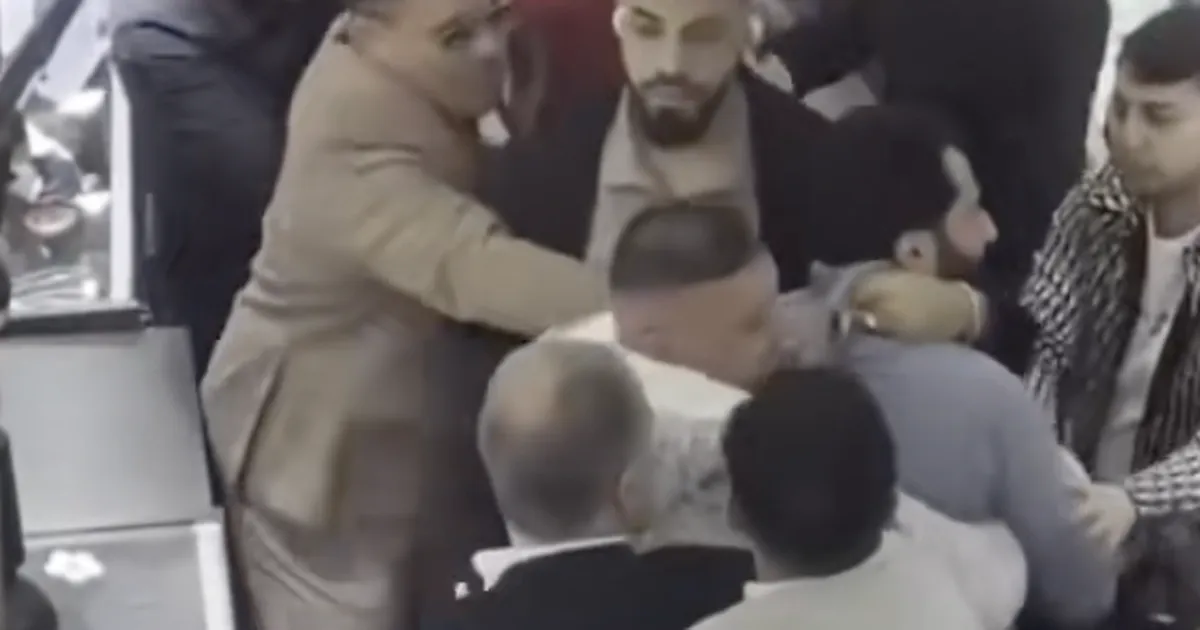 VIDEO ⟩ Karaadivaidlus viis füüsilise konfliktini: klientide ees sülitati üksteisele näkku ja kägistati kaelakeega