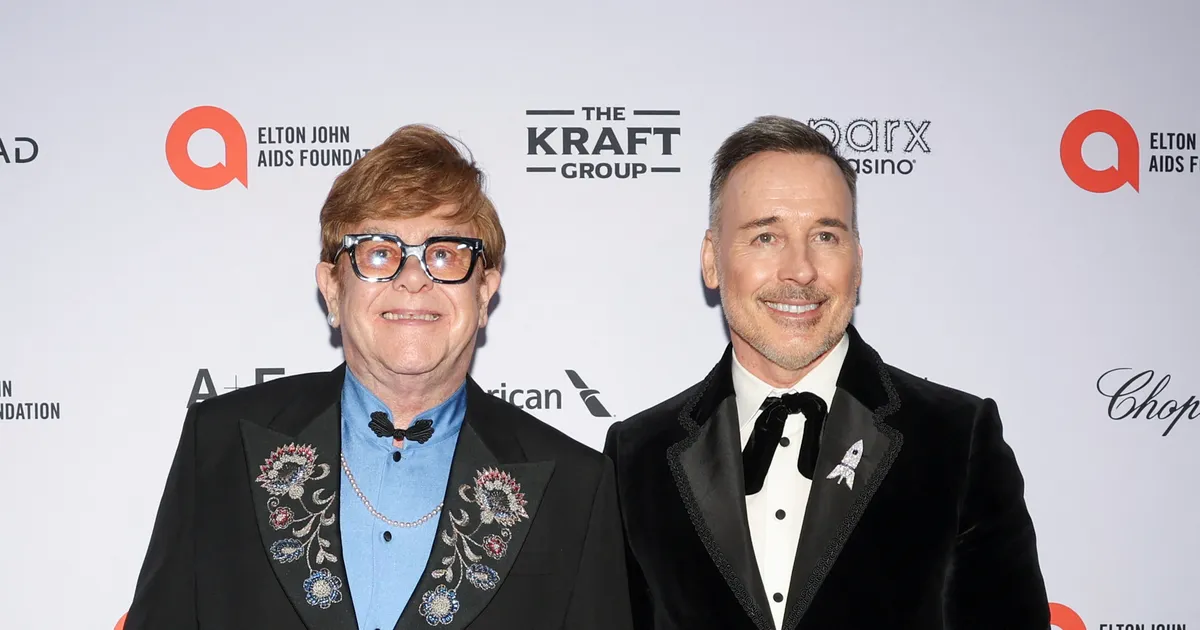 ARMAS FOTO ⟩ Haruldane hetk: Elton Johni teismelised pojad ilmusid isaga aastavahetuse peole