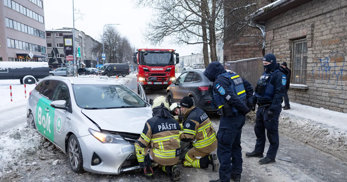 FOTOD JA VIDEO ⟩ Kiirabi viis liiklusõnnetusse sattunud Bolti juhi haiglasse kontrolli