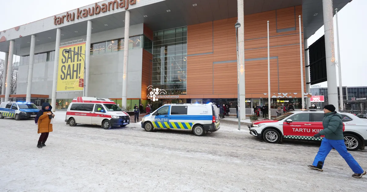 PILDID ⟩ Kaubamaja evakueeriti pommikahtluse tõttu