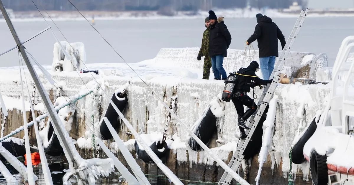 VIDEO JA FOTOD ⟩ Lennusadamas valmistutakse uppunud laeva pinnale tõstma