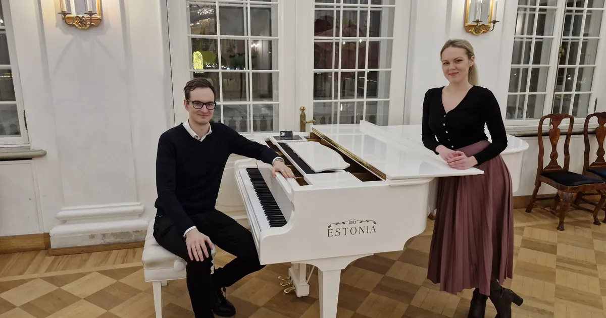 Sopran Karis Trass laulab Tubina saalis «Lõvipruuti». Lauljatee eest tänab ta Tartu vanavanemaid akadeemik Hans Trassi ja näitleja Raine Lood