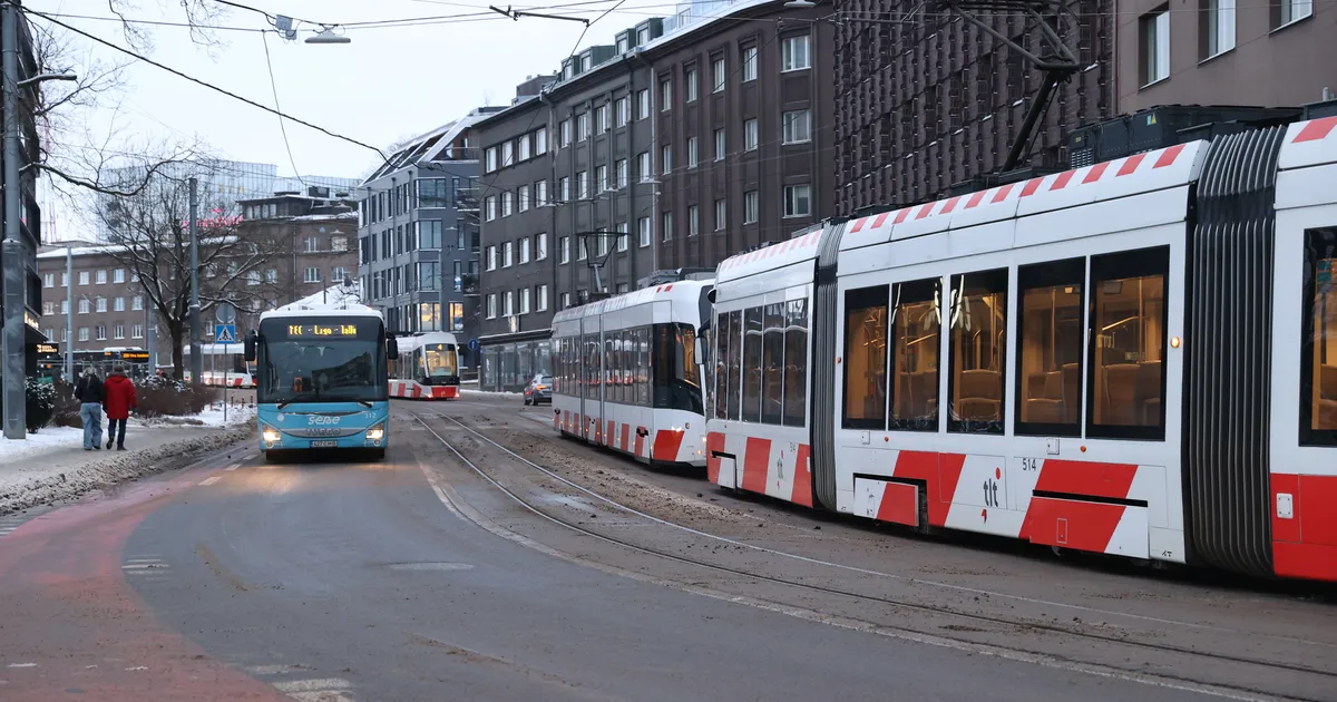 FOTOD ⟩ Liiklusõnnetus häiris Tallinna olulisel tuiksoonel autode ja trammide liiklust