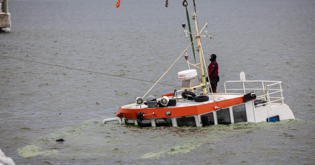 FOTOD ⟩ Lennusadamas aastavahetusel uppunud kahest laevast tõsteti üks kaldale