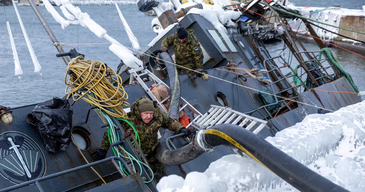 FOTOD ⟩ Õppelaev Juku tõsteti Lennusadamas pinnale, töid raskendab tugev tuul