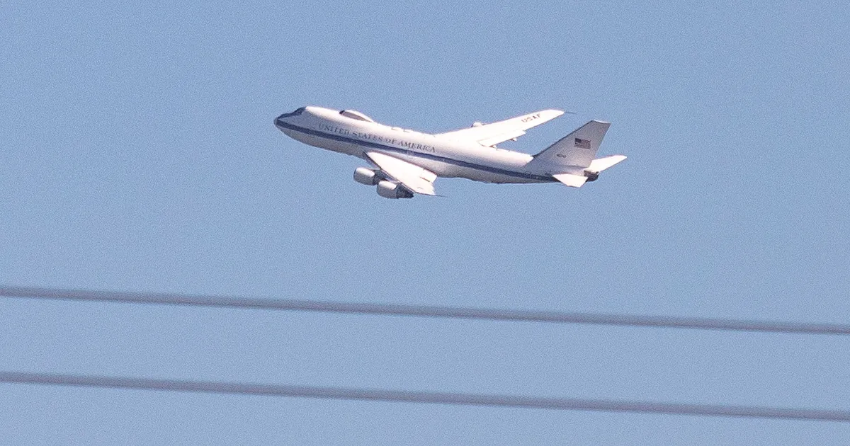 VIDEO ⟩ «Ilmselt mitte just hea märk!» Los Angelese lennujaamas märgatud «viimsepäeva lennuk» tekitab küsimusi