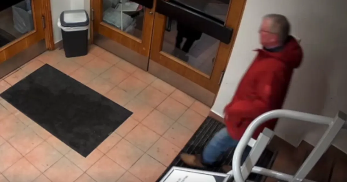 VIDEO ⟩ Vahuveiniärimees peitis Kirjanike Majas ära Ukraina korjanduse sildi