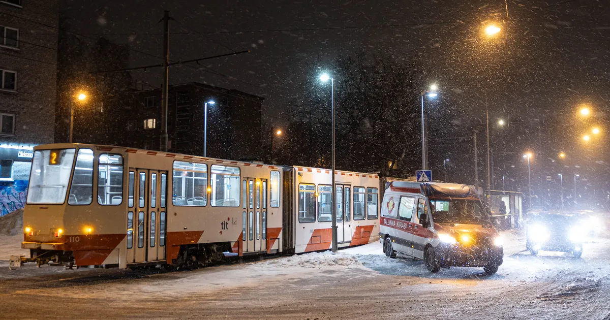FOTOD ⟩ Koplis juhtunud liiklusõnnetuses sai inimene trammilt löögi