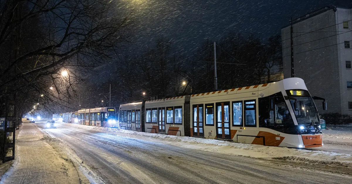 KLÕPS ⟩ Tee äärde pargitud auto jäi trammist vaid mõne sentimeetri kaugusele: maksimaalne trahv 80 eurot