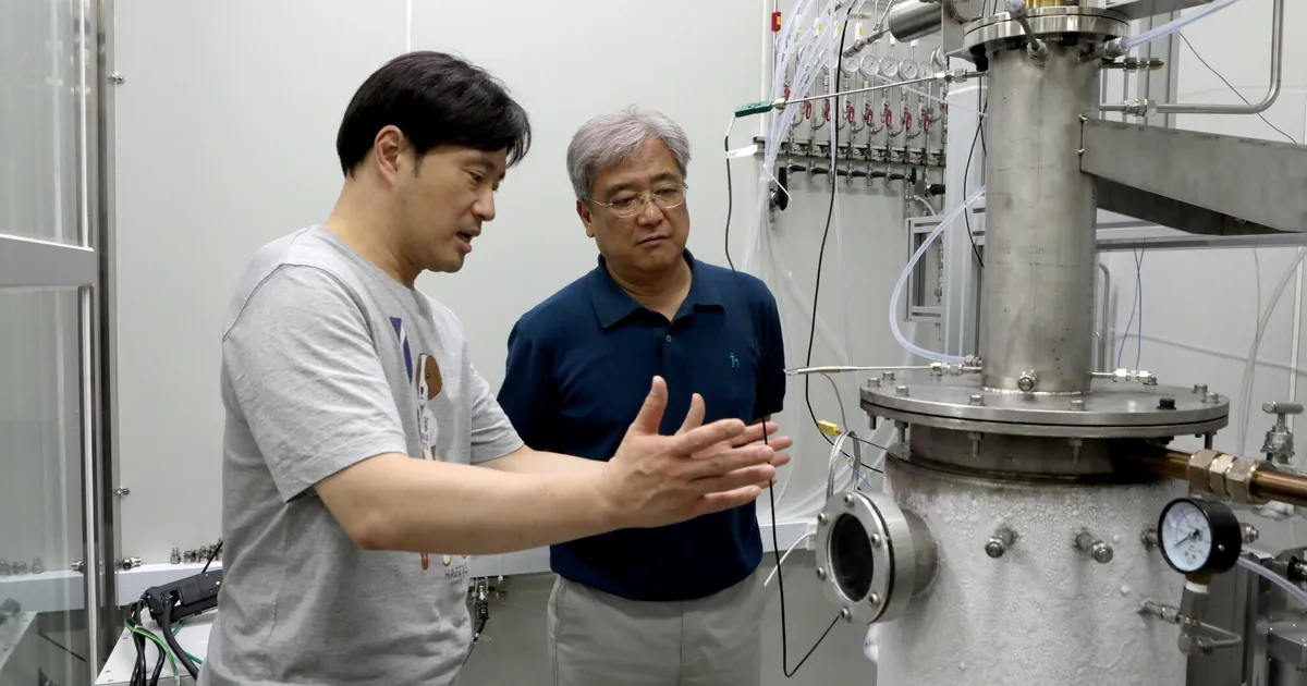 TAASKASUTUSE IME ⟩ Lõuna Koreas suudetaske plastmass paukselt toormeks tinistada