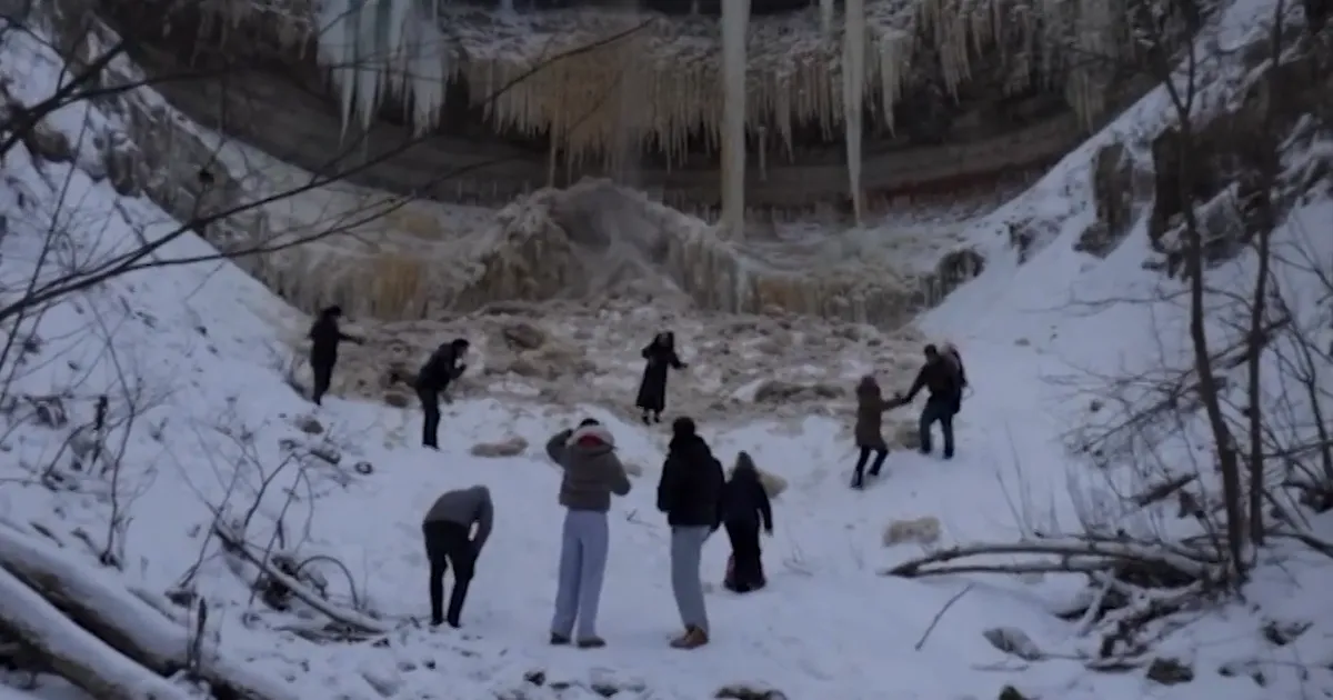 FOTOD JA VIDEO ⟩ Valaste joa jääkamakate alla jäänud naine: olin täiesti laviini sees ja tundsin, kuidas jää vastu pead käis