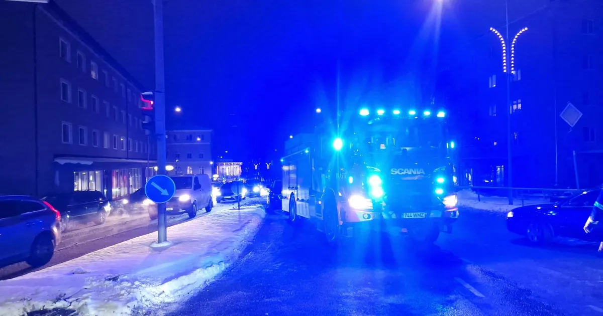 PILDID ⟩ Riiamäel juhtus avarii, lapseootel naine viidi haiglasse kontrolli