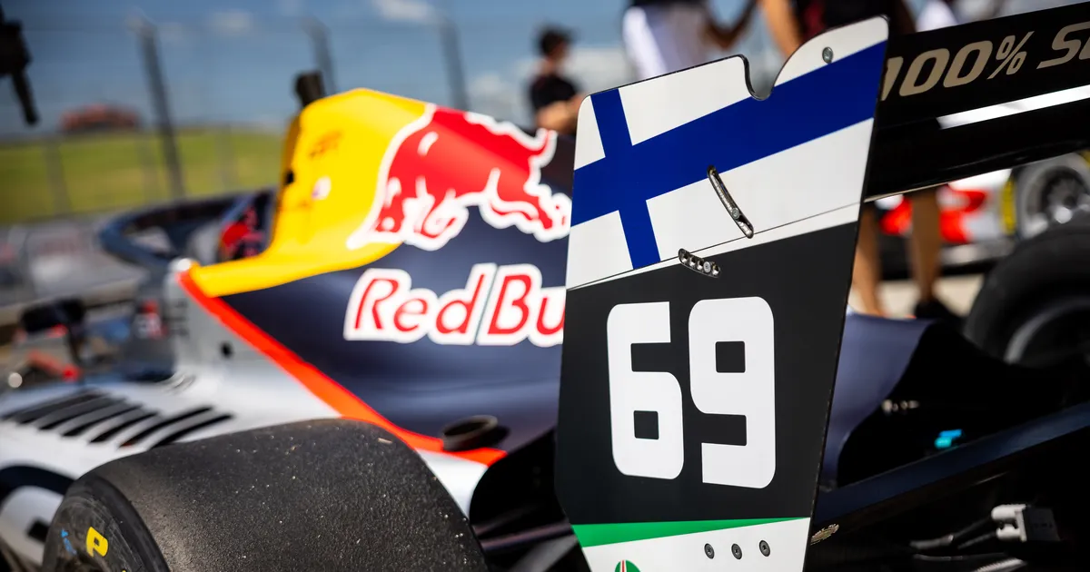 VIDEO ⟩ Potentsiaali näidanud Rovanperä esimene vormeli võistlusnädalavahetus lõppes ahelavariiga