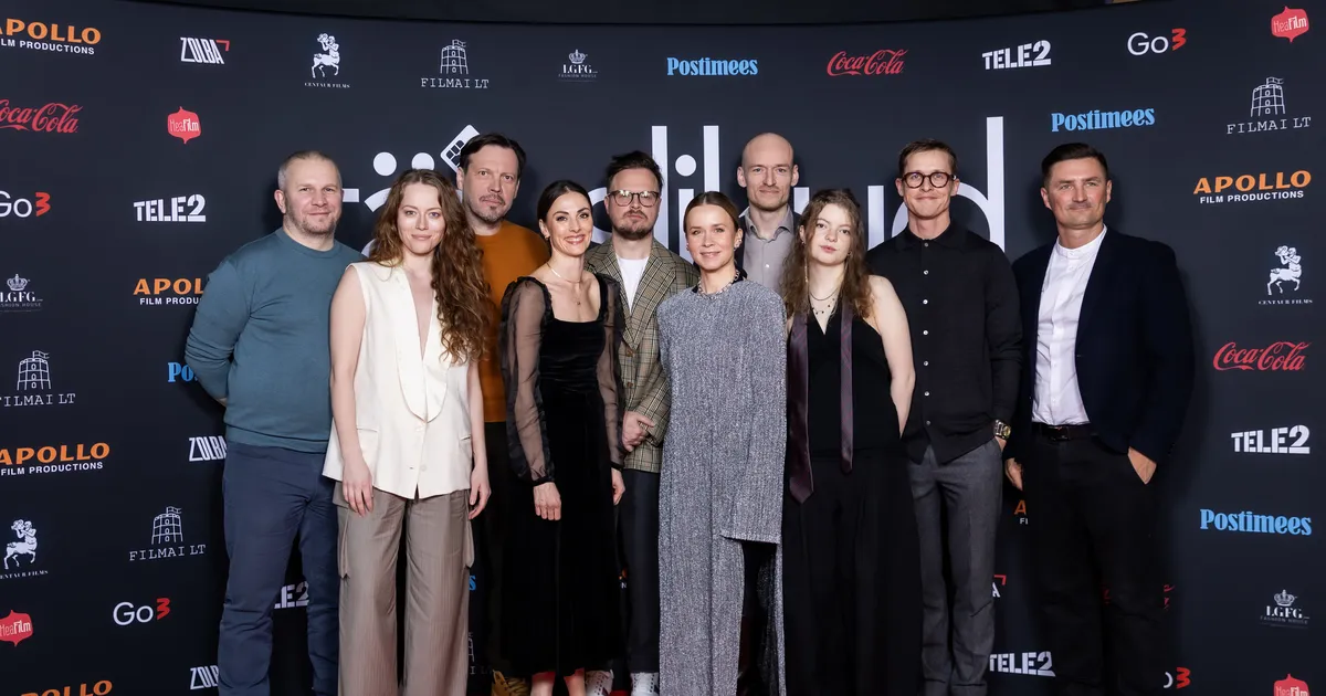 GALERII ⟩ Staaride paraad punasel vaibal: esilinastus aasta esimene film «Täiuslikud võõrad»