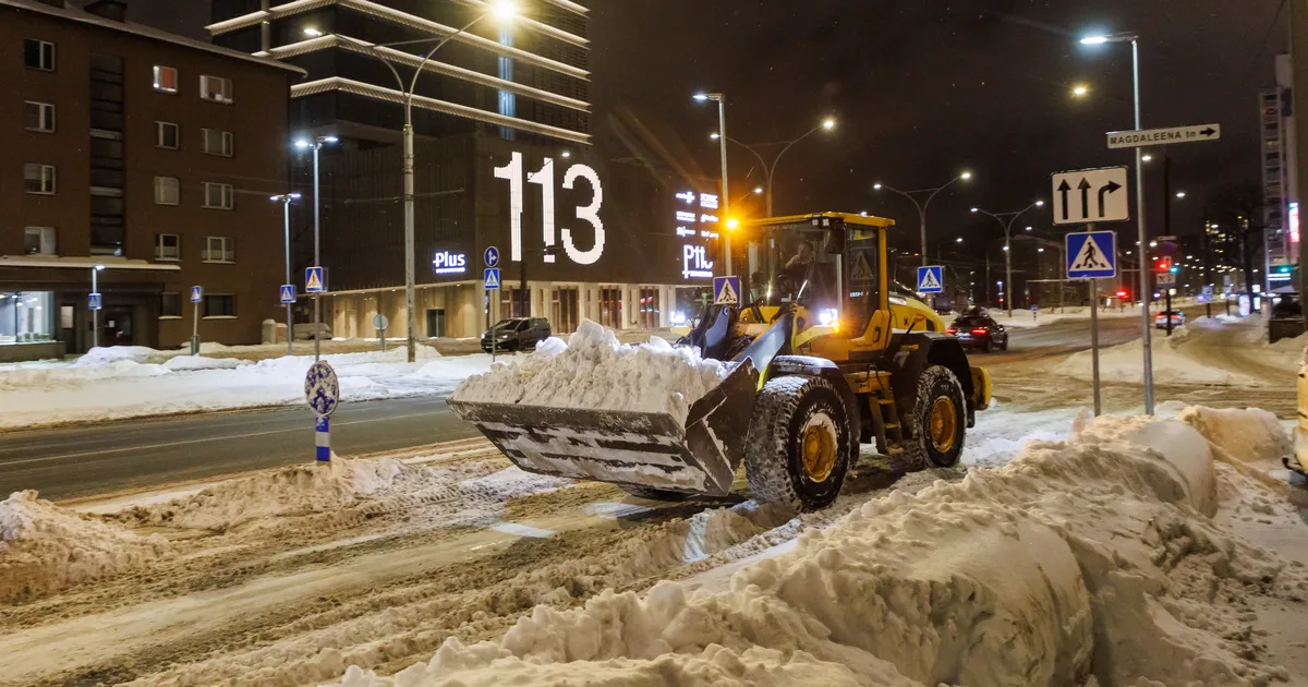 FOTOD ⟩ Tallinnas käib hoogne lumekoristus