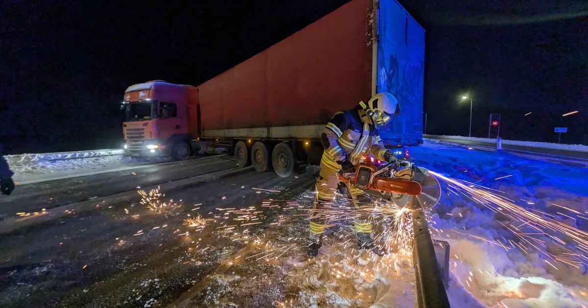Päästjad lõikasid teed blokeeriva veoki vabastamiseks teepiirde katki