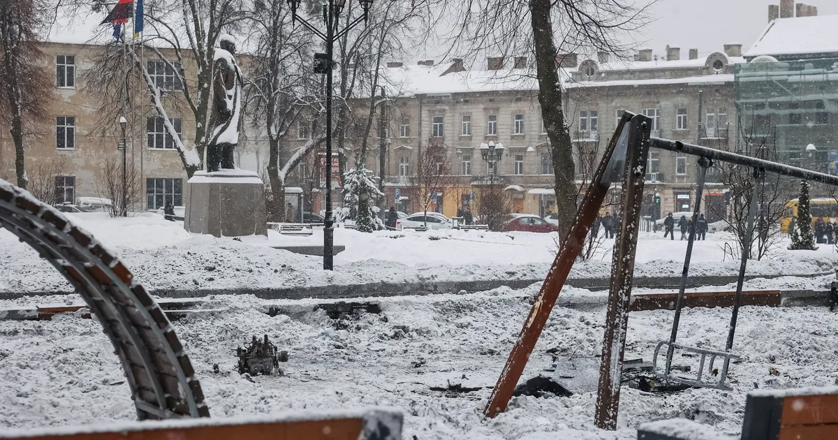 VIDEO ⟩ Lvivi tänavapuhastaja jätkas droonirünnakut trotsides lume kühveldamist