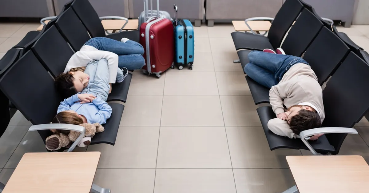 RUMAL ROMANTIK ⟩ Mehe kangekaelne soov istuda tüdruksõbra kõrval rikkus mitmesaja inimese puhkuse