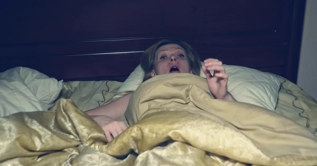 «Koduselt kenasti kokku pandud riided moodustasid karjuva vastuolu jubeda vaatepildiga voodis»