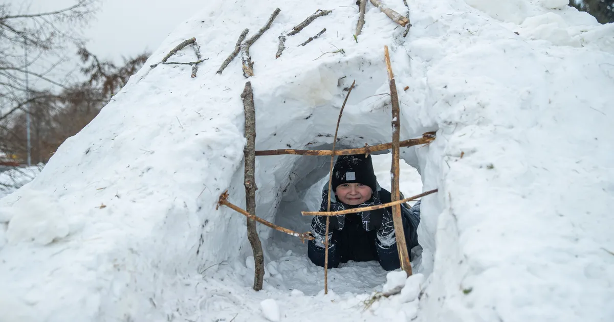 FOTOD ⟩ Pirita elanikud müttasid lumes ja ehitasid suure lumelinna