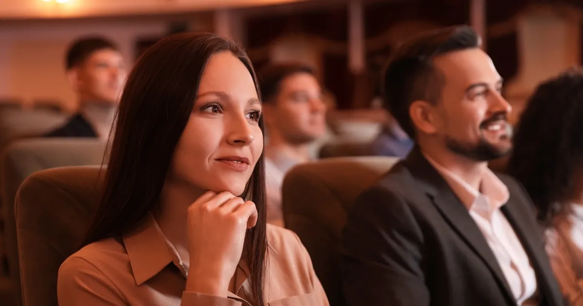 VAATA VIDEOT! ⟩ «Kas teil häbi pole?!» Teatrikülastaja pani etendust seganud inimesed karmilt paika