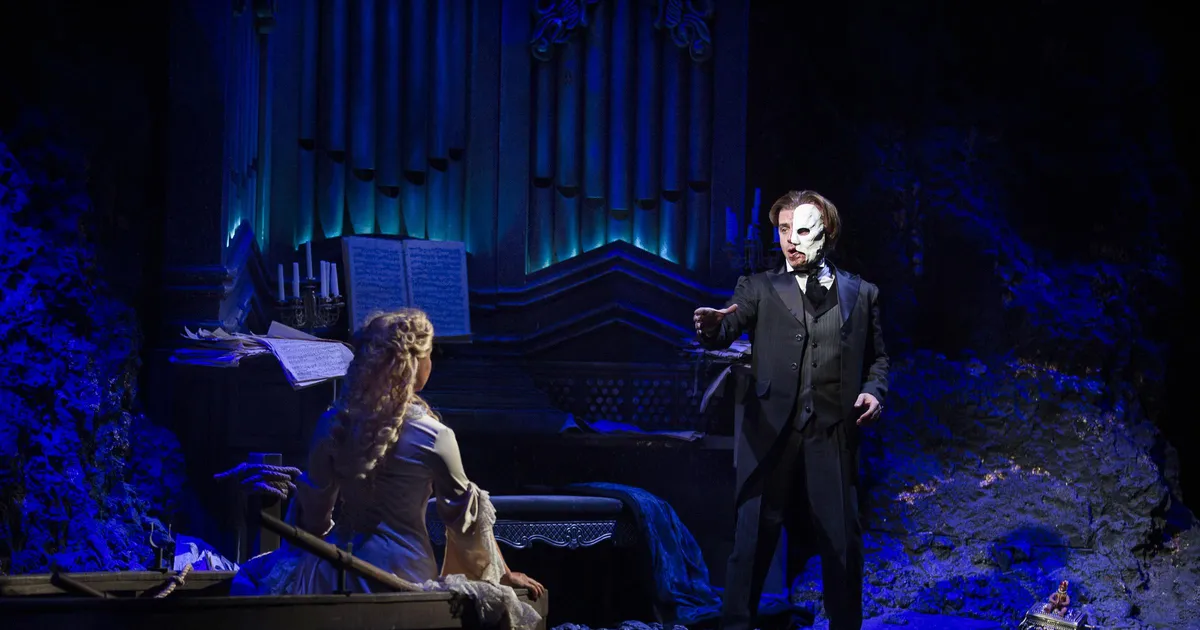 VIDEO ⟩ Mis toimub lava taga? «Ooperifantoomi» suurte areenide tuur reisib viimast hooaega